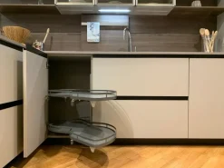 Cucina Euromobil design con penisola tortora in laccata Lain pro