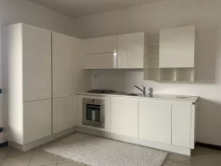 Cucina Euromobil moderna ad angolo bianca in polimerico lucido Filoescape