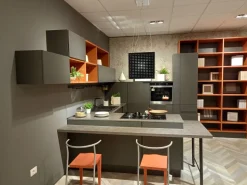 Cucina grigia moderna con penisola Creativa Lube cucine scontata