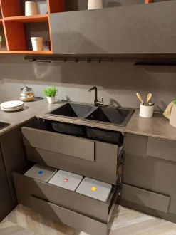 Cucina grigia moderna con penisola Creativa Lube cucine scontata
