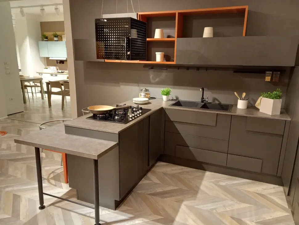 Cucina grigia moderna con penisola Creativa Lube cucine scontata