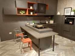 Cucina grigia moderna con penisola Creativa Lube cucine scontata