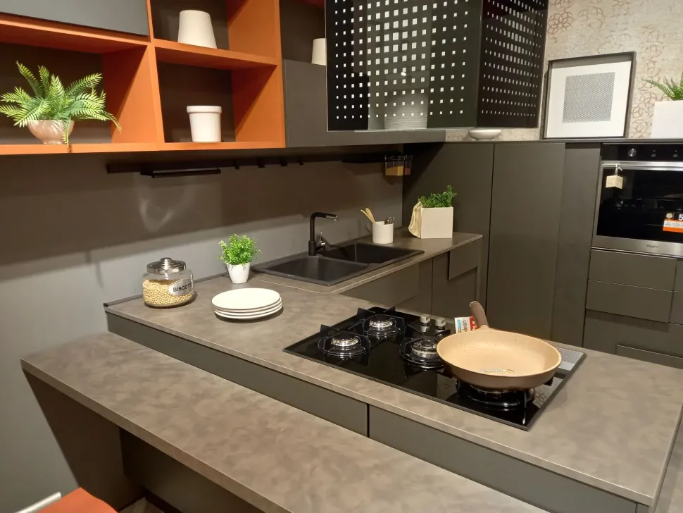 Cucina grigia moderna con penisola Creativa Lube cucine scontata