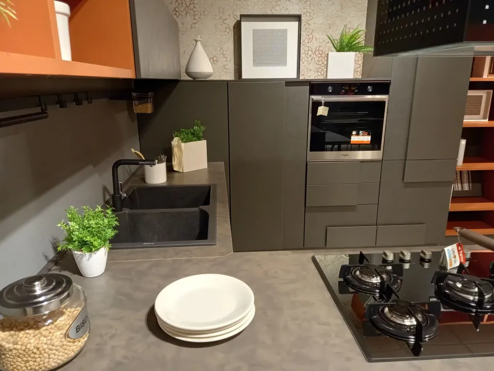 Cucina grigia moderna con penisola Creativa Lube cucine scontata