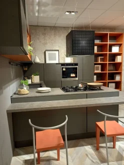 Cucina grigia moderna con penisola Creativa Lube cucine scontata