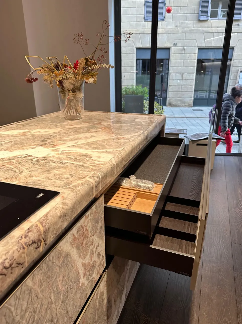 Cucina grigia moderna con isola Corner Zampieri cucine a soli 38950 Euro