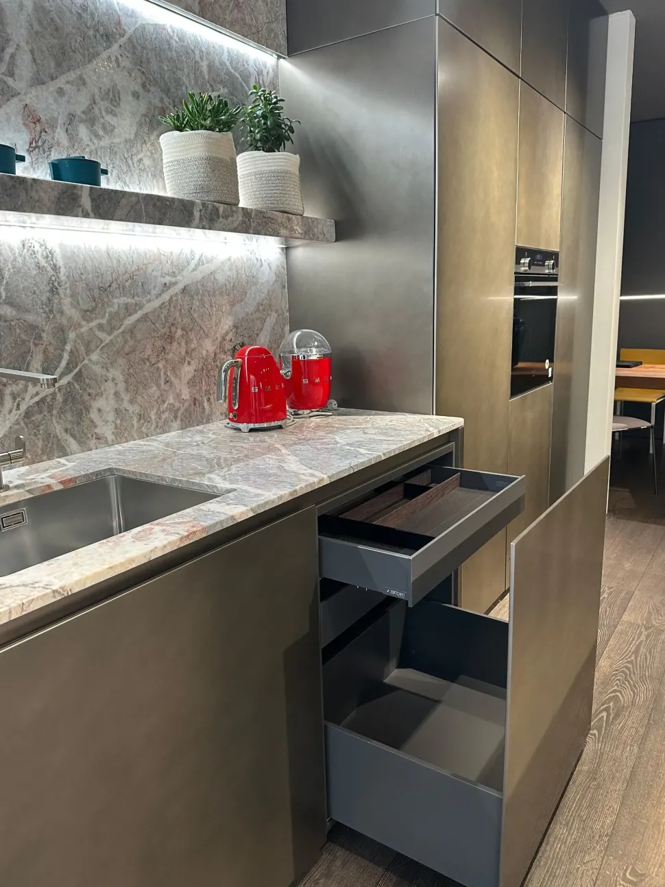 Cucina grigia moderna con isola Corner Zampieri cucine a soli 38950 Euro