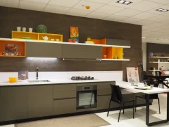 Cucina grigia moderna con penisola Foodshelf inside Scavolini
