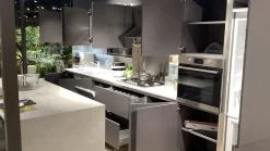 Cucina grigia moderna con isola La casa moderna Carol