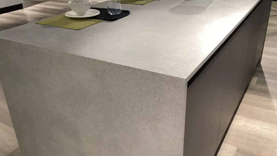 Cucina grigia moderna con isola La casa moderna Carol