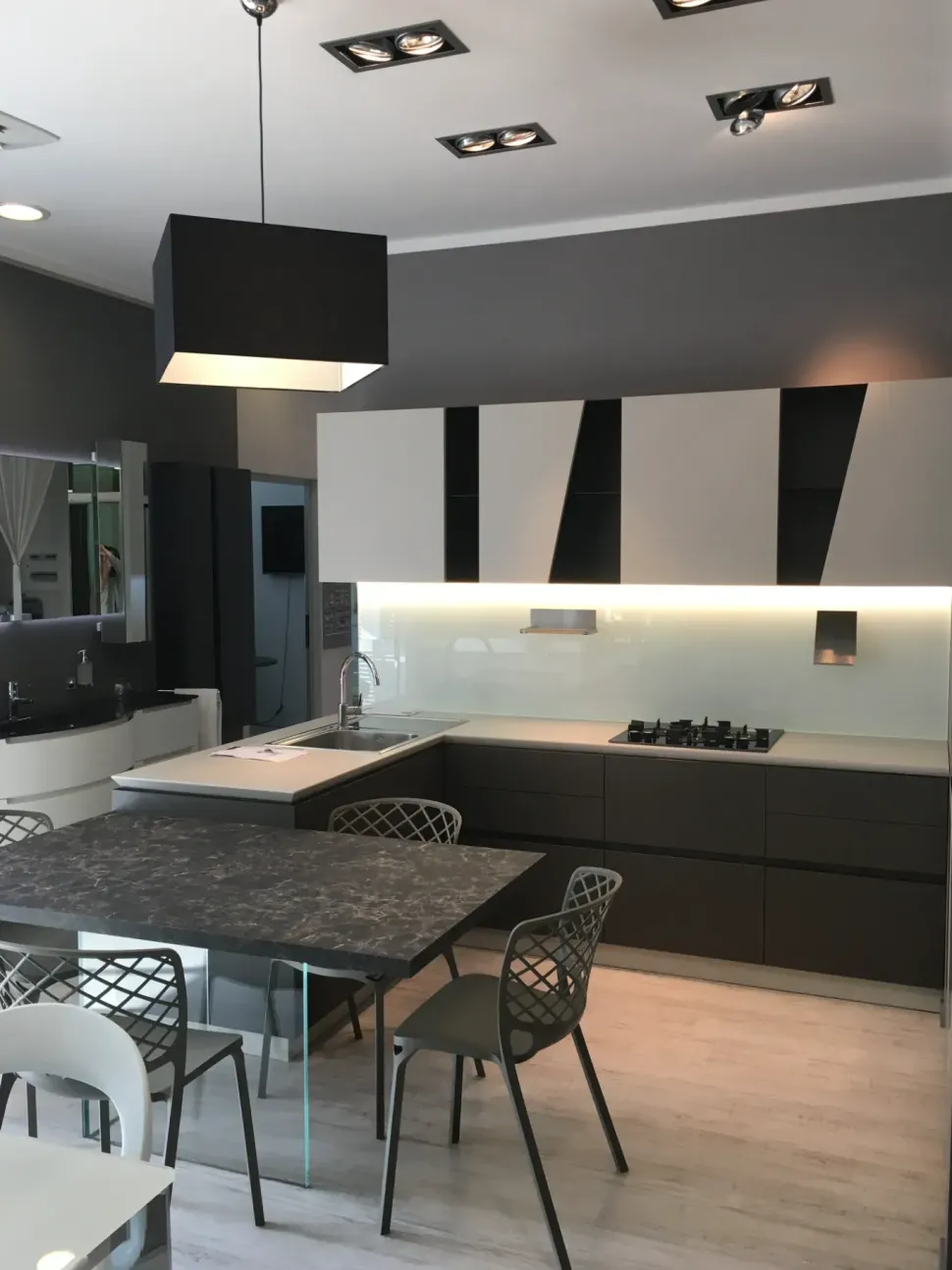 Cucina grigia moderna con penisola Qi scavolini Scavolini scontata