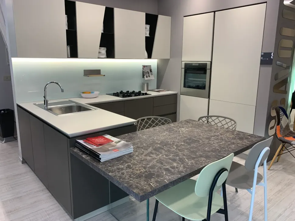 Cucina grigia moderna con penisola Qi scavolini Scavolini scontata