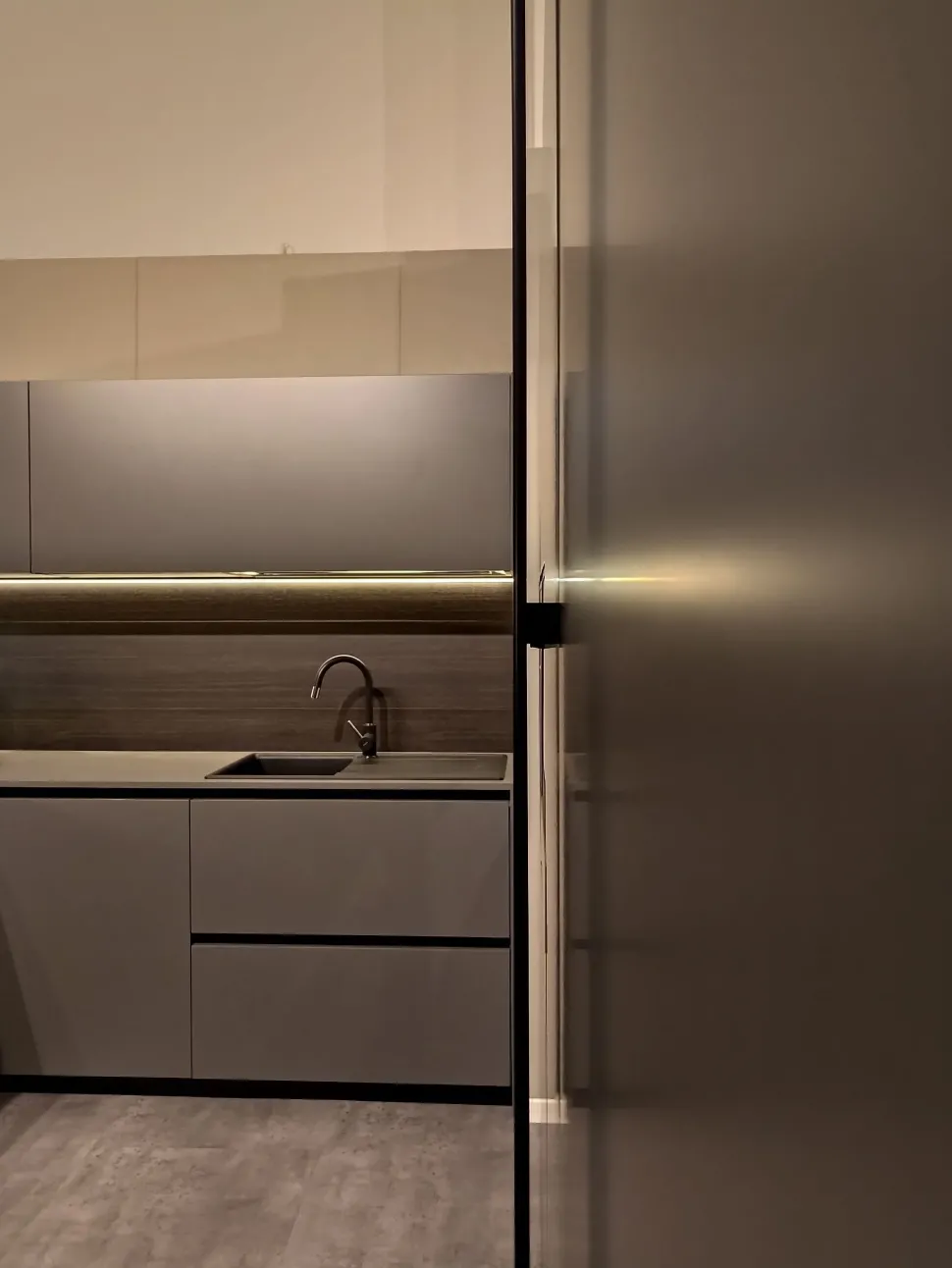 Cucina grigio design con penisola Copat cucine 2.1 gola peltro