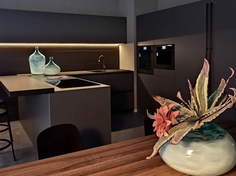 Cucina grigio design con penisola Copat cucine 2.1 gola peltro