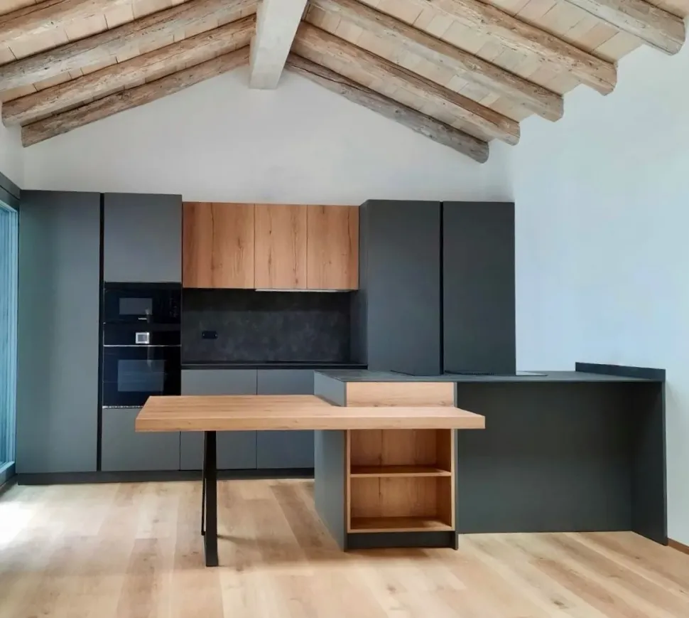 Cucina grigio design con penisola Ingrosso cucine moderne icm46 Primopiano cucine in Offerta Outlet