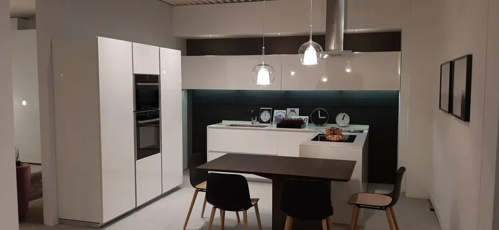 Cucina Light moderna bianca con penisola Modulnova scontata 50%