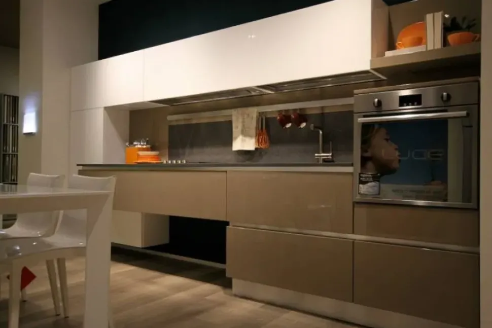 Cucina lineare design Brava laccata Lube cucine a prezzo scontato