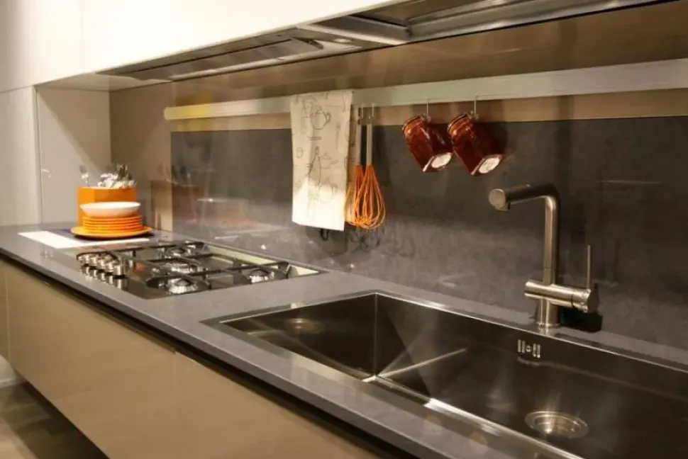 Cucina lineare design Brava laccata Lube cucine a prezzo scontato