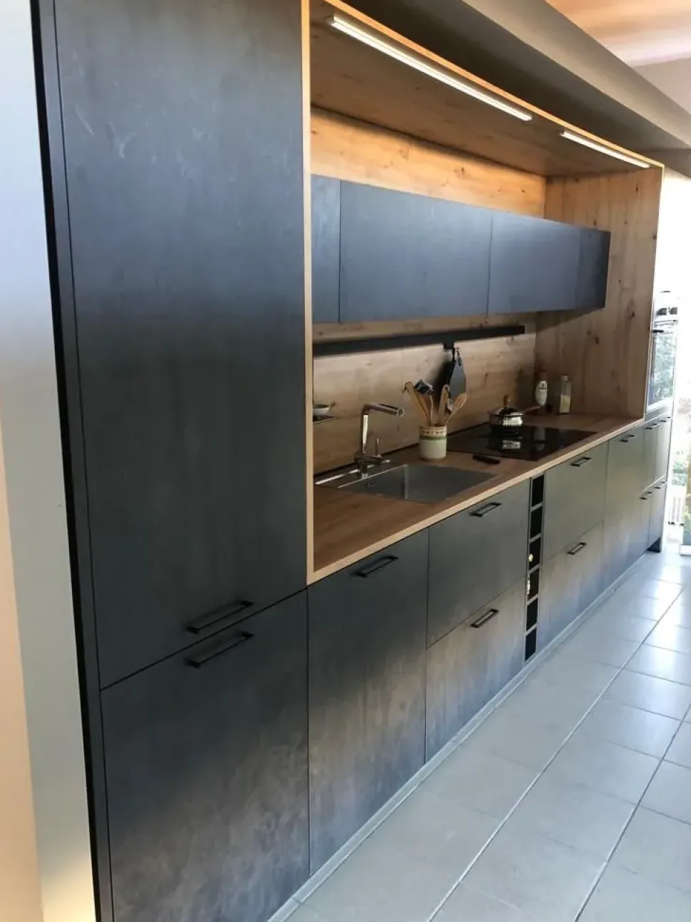 Cucina lineare in hpl grigio Wood a prezzo ribassato