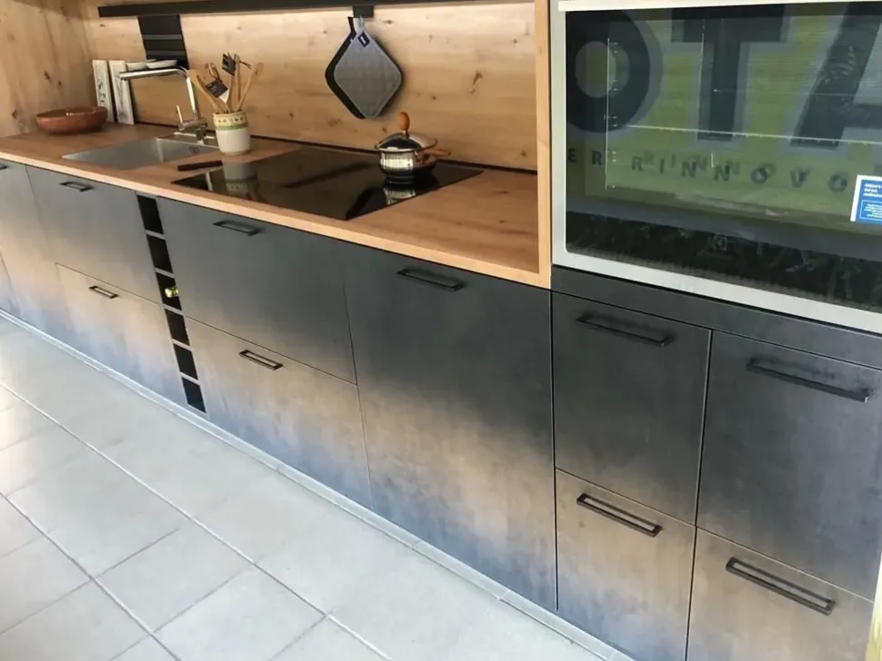 Cucina lineare in hpl grigio Wood a prezzo ribassato