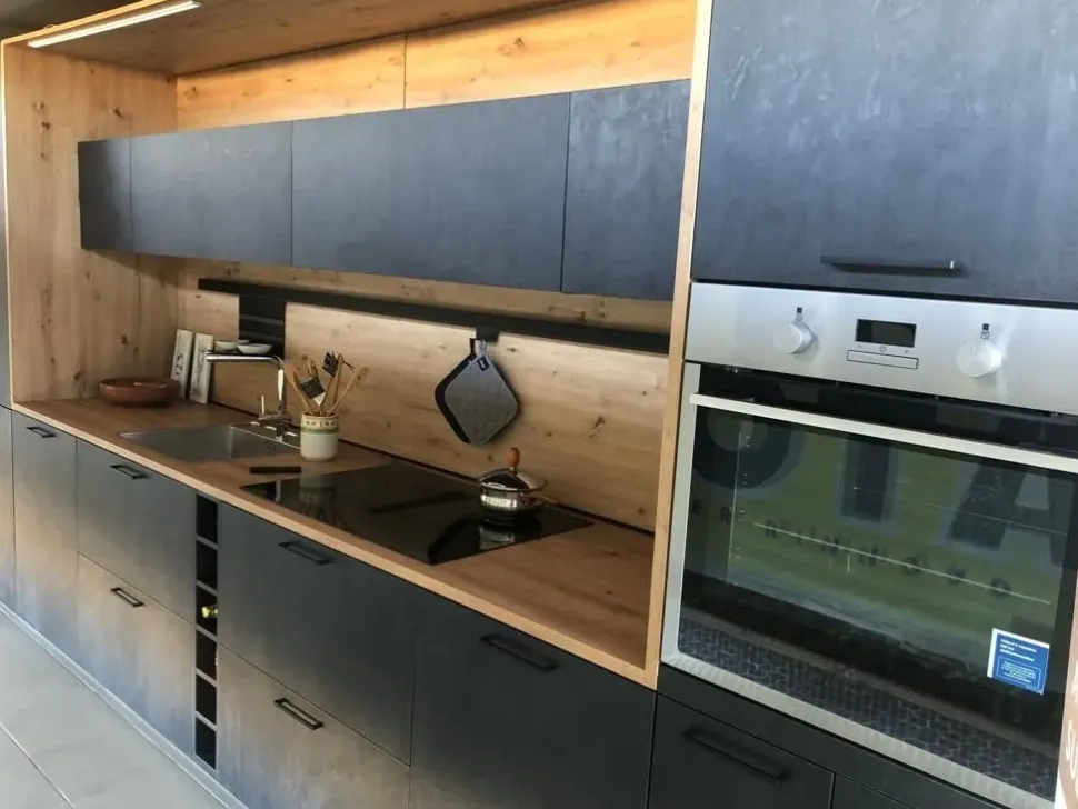 Cucina lineare in hpl grigio Wood a prezzo ribassato