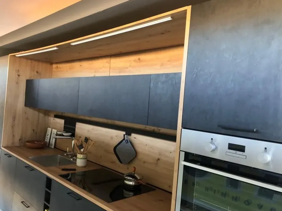 Cucina lineare in hpl grigio Wood a prezzo ribassato