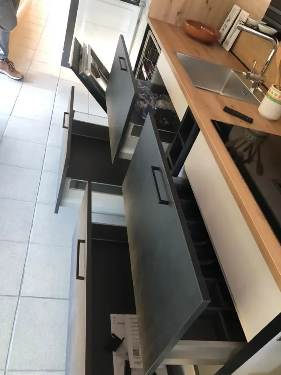 Cucina lineare in hpl grigio Wood a prezzo ribassato