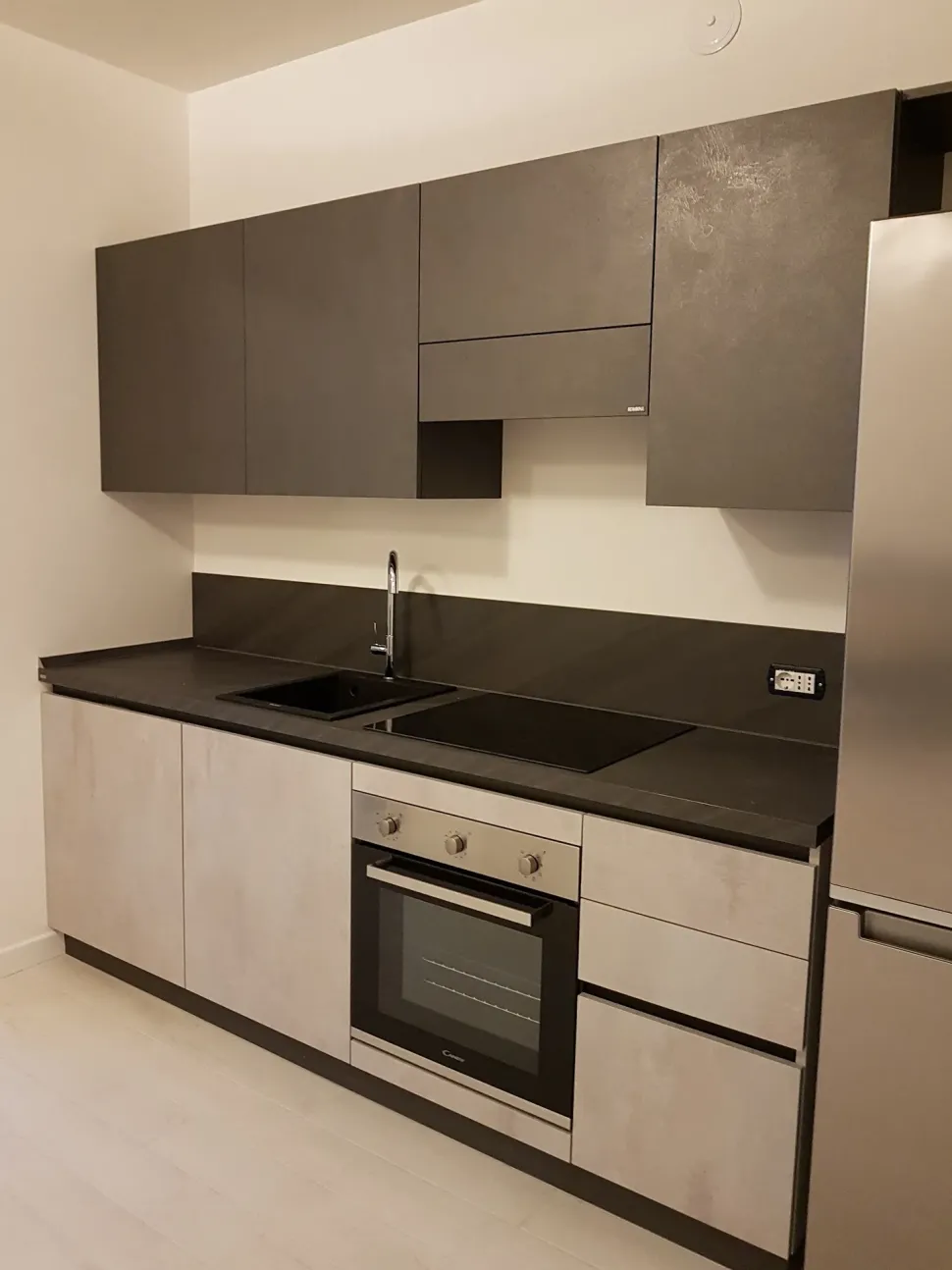 Cucina lineare in laminato materico grigio Evolution a prezzo scontato