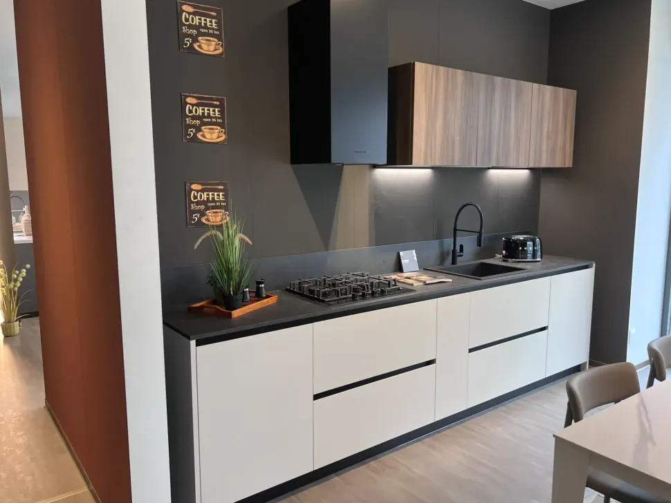 Cucina lineare in laminato opaco a prezzo scontato 37%