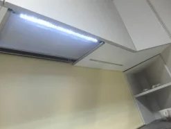 Cucina lineare in laminato materico bianca People a prezzo scontato