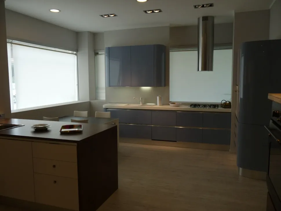 Cucina lineare in laminato lucido a prezzo scontato 30%