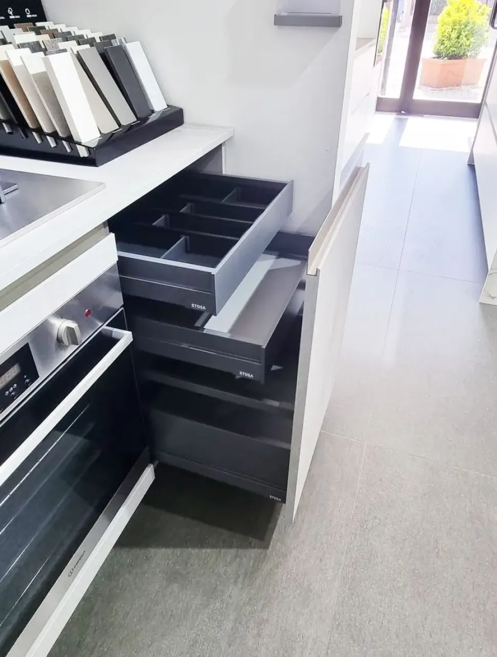 Cucina lineare in laminato materico altri colori Infinity maniglia grip a prezzo ribassato