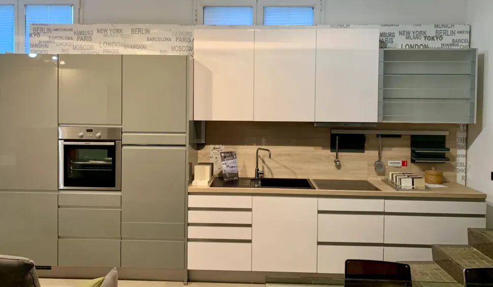 Cucina lineare in laminato lucido bianca 808 inox a prezzo ribassato