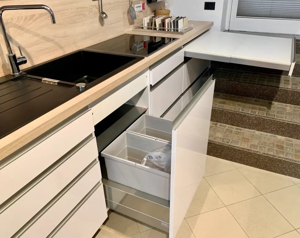 Cucina lineare in laminato lucido bianca 808 inox a prezzo ribassato