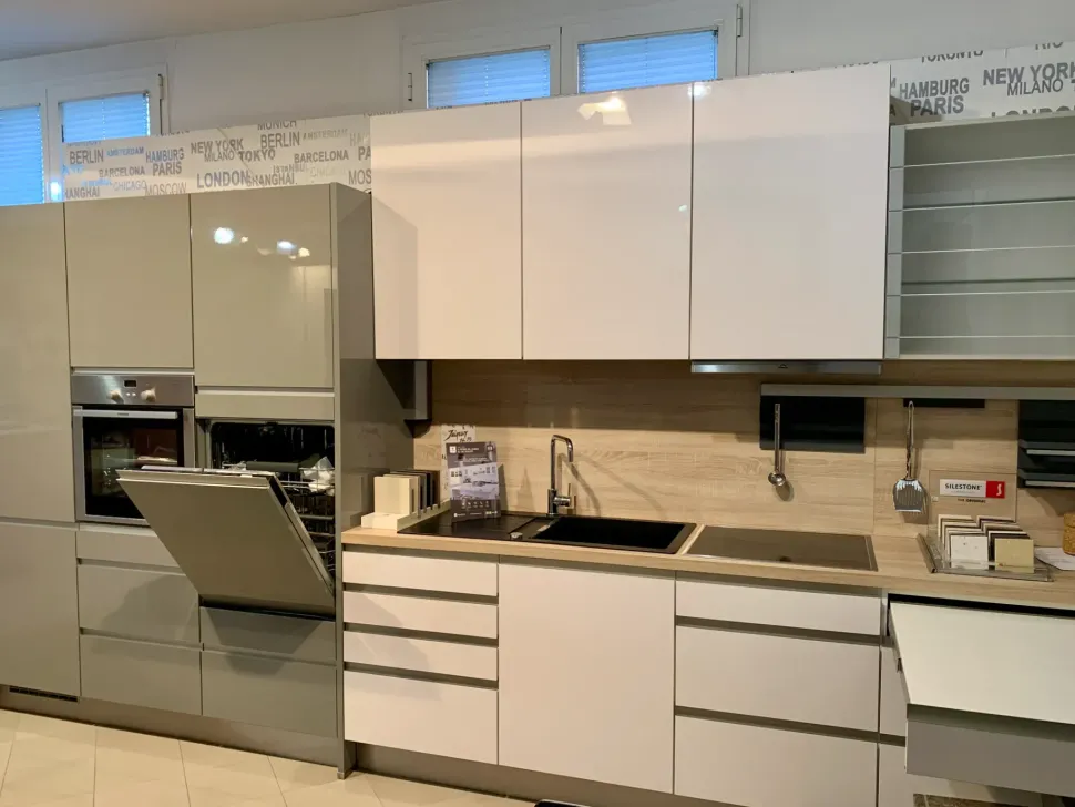 Cucina lineare in laminato lucido bianca 808 inox a prezzo ribassato