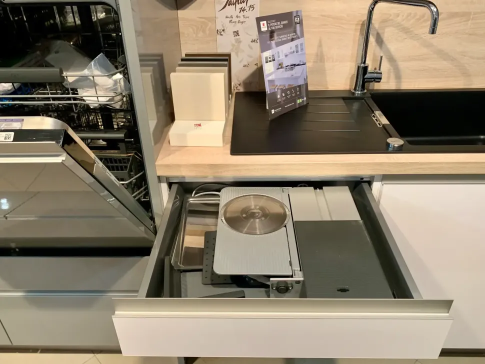 Cucina lineare in laminato lucido bianca 808 inox a prezzo ribassato