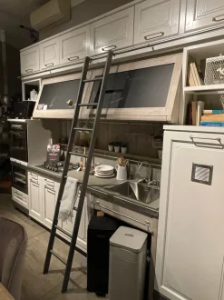 Cucina lineare in legno bianca Marchi cucine mod. nolita con scala a prezzo scontato