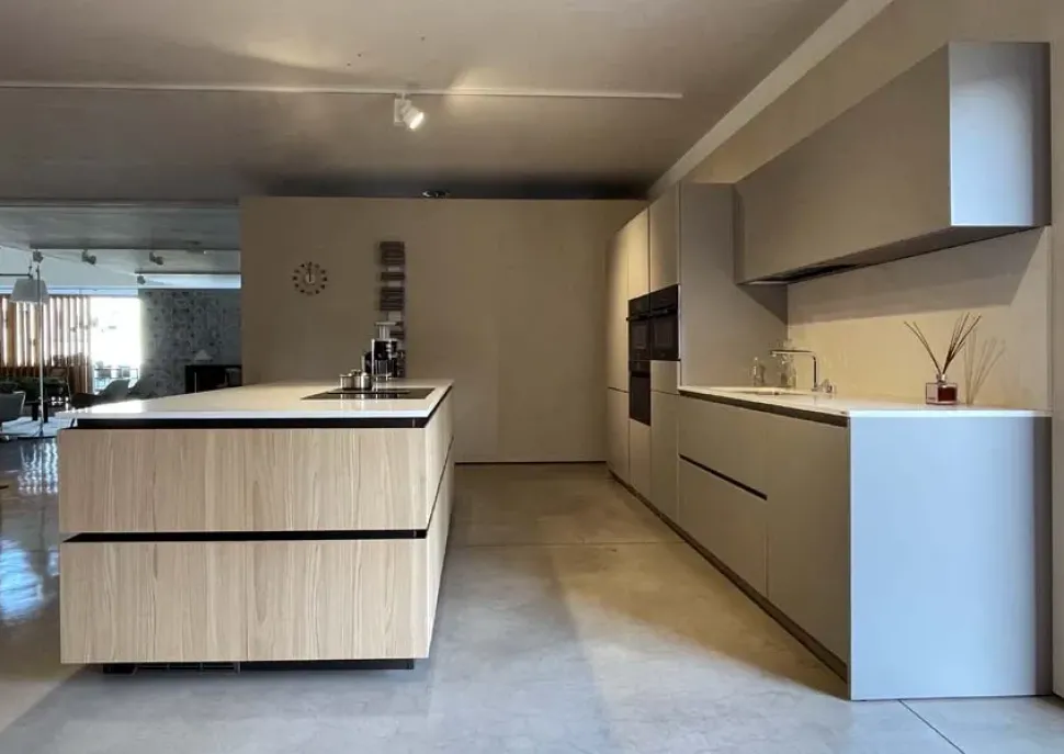 Cucina Logica moderna grigia Valdesign con isola scontata 55%