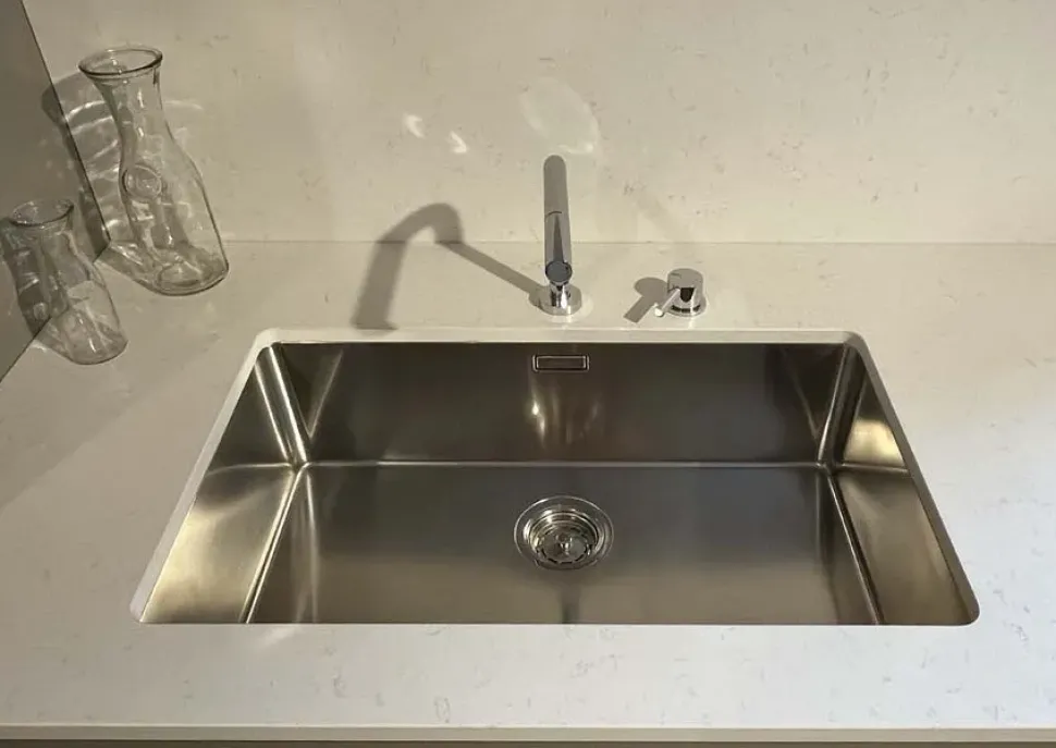 Cucina Logica moderna grigia Valdesign con isola scontata 55%