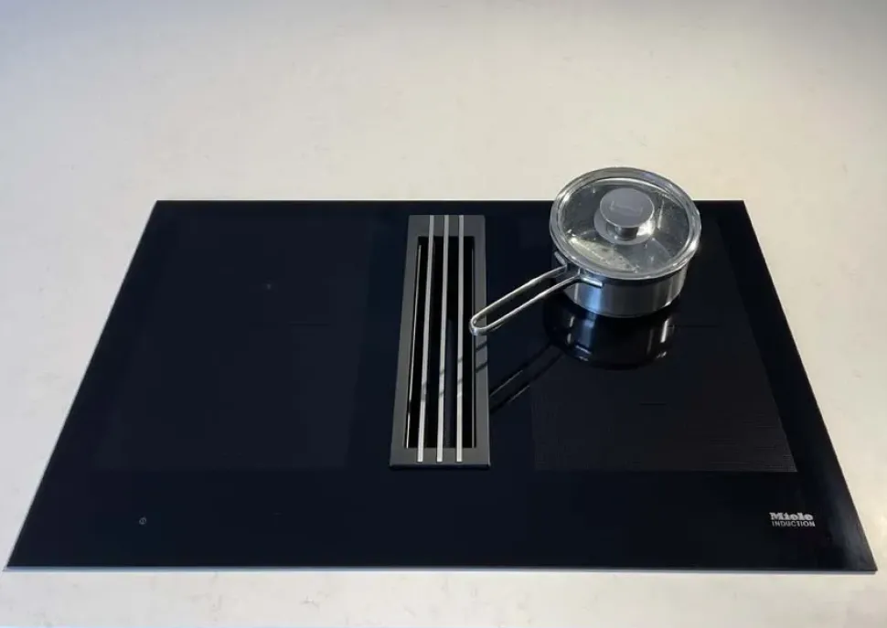 Cucina Logica moderna grigia Valdesign con isola scontata 55%