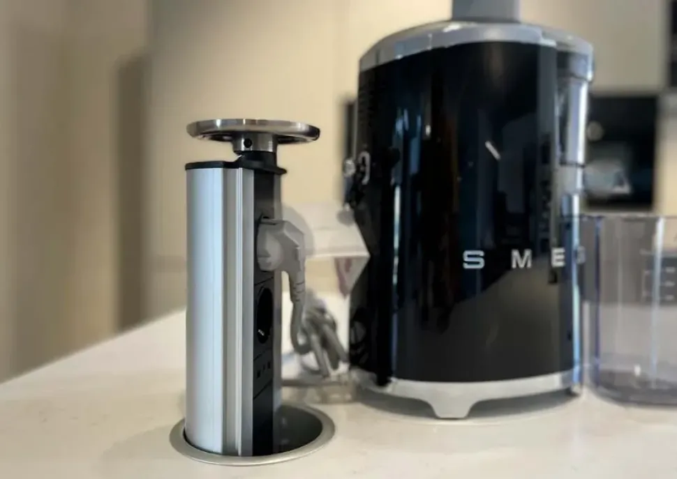 Cucina Logica moderna grigia Valdesign con isola scontata 55%