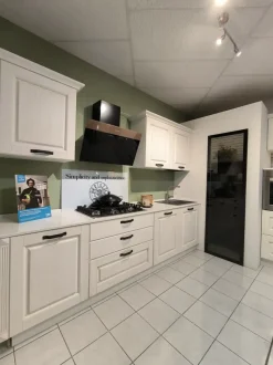 Cucina Maya moderna bianca Atra ad angolo scontata 38%