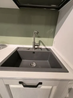 Cucina Maya moderna bianca Atra ad angolo scontata 38%