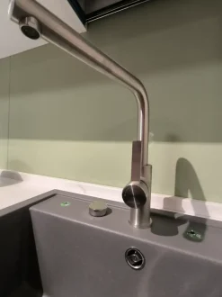 Cucina Maya moderna bianca Atra ad angolo scontata 38%