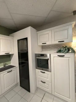 Cucina Maya moderna bianca Atra ad angolo scontata 38%