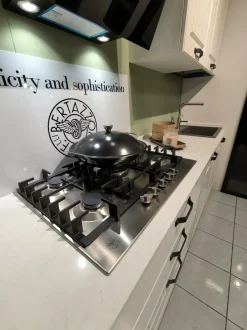 Cucina Maya moderna bianca Atra ad angolo scontata 38%