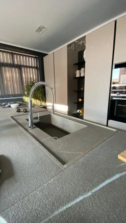 Cucina moderna ad isola Bluna Binova a prezzo scontato