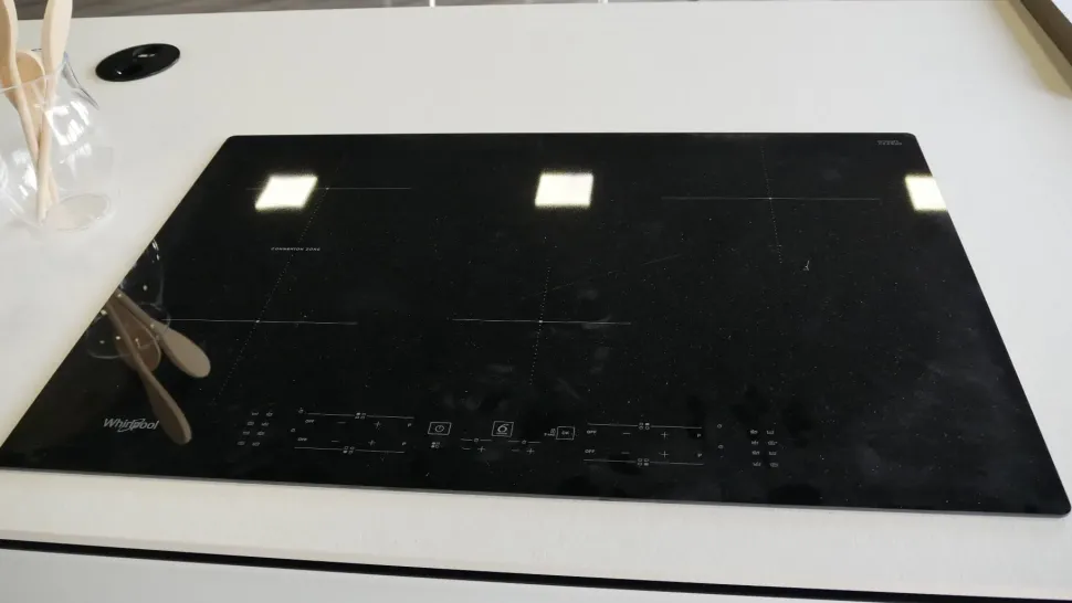 Cucina moderna bianca Mobilturi ad isola Stratos in Offerta Outlet