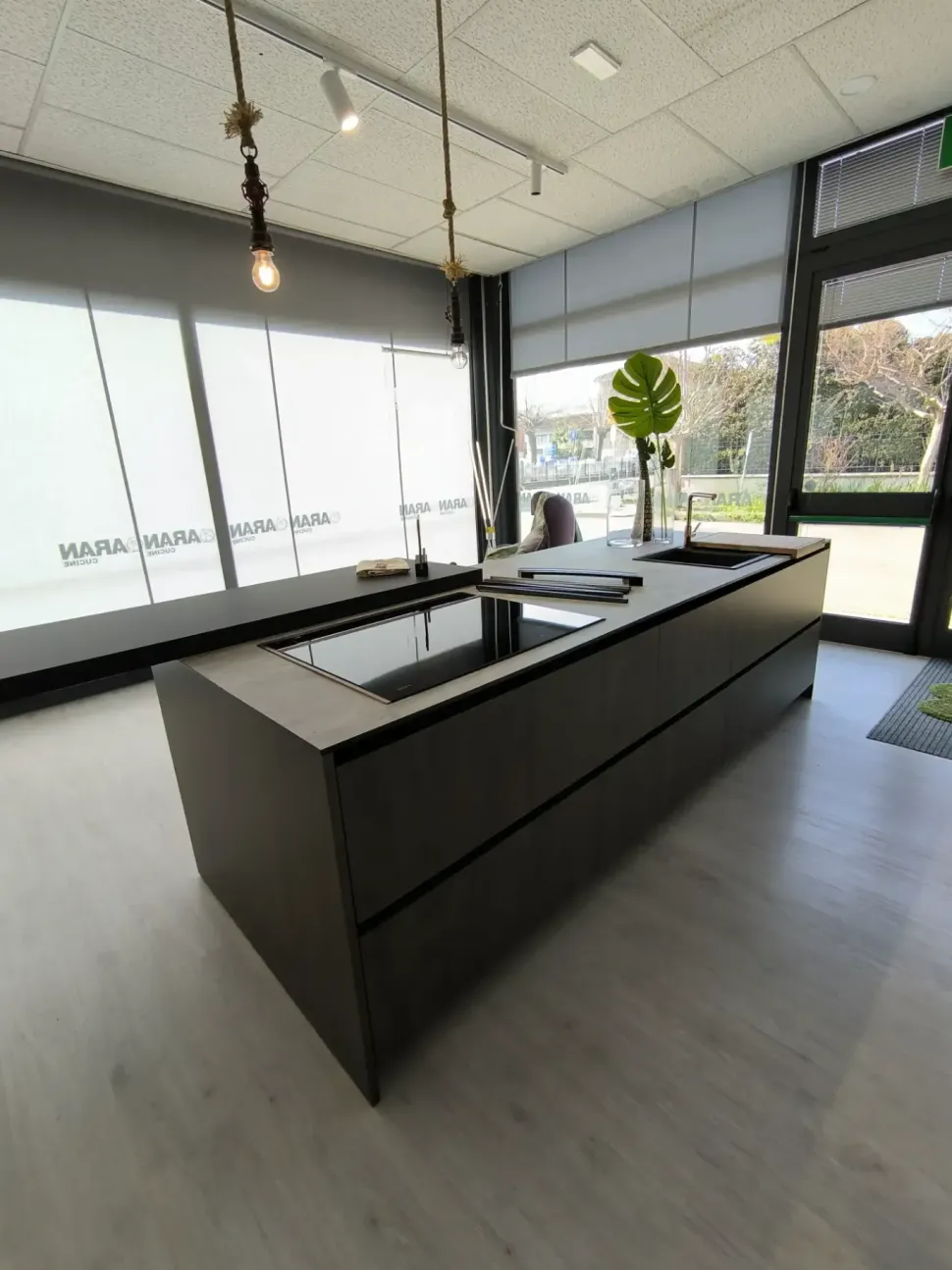 Cucina moderna con isola Lab13 Aran a prezzo ribassato