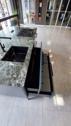 Cucina moderna con isola Unit Cesar a prezzo ribassato